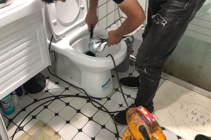 老城镇疏通下水道