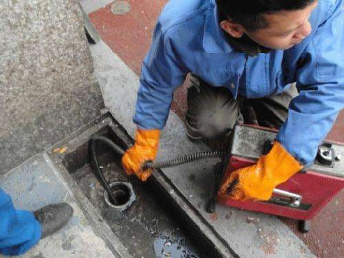 老城镇疏通下水道