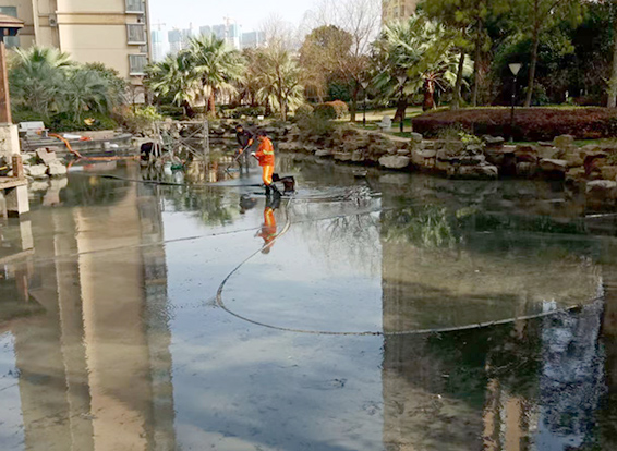 老城镇景观池淤泥清理
