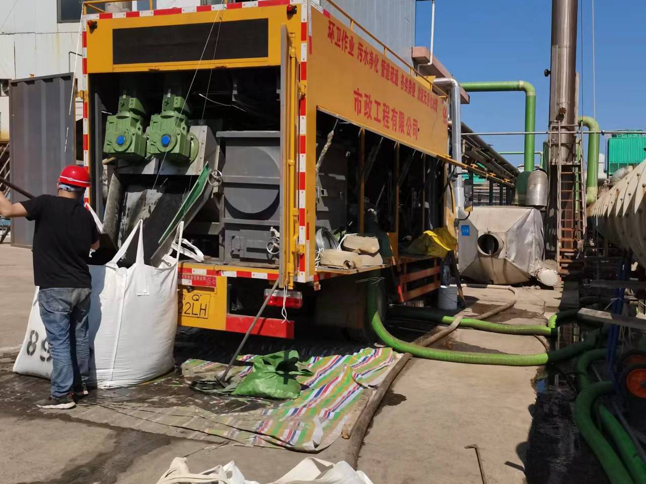 老城镇淤泥压干处理