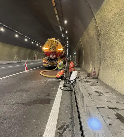 老城镇隧道排水渠清淤